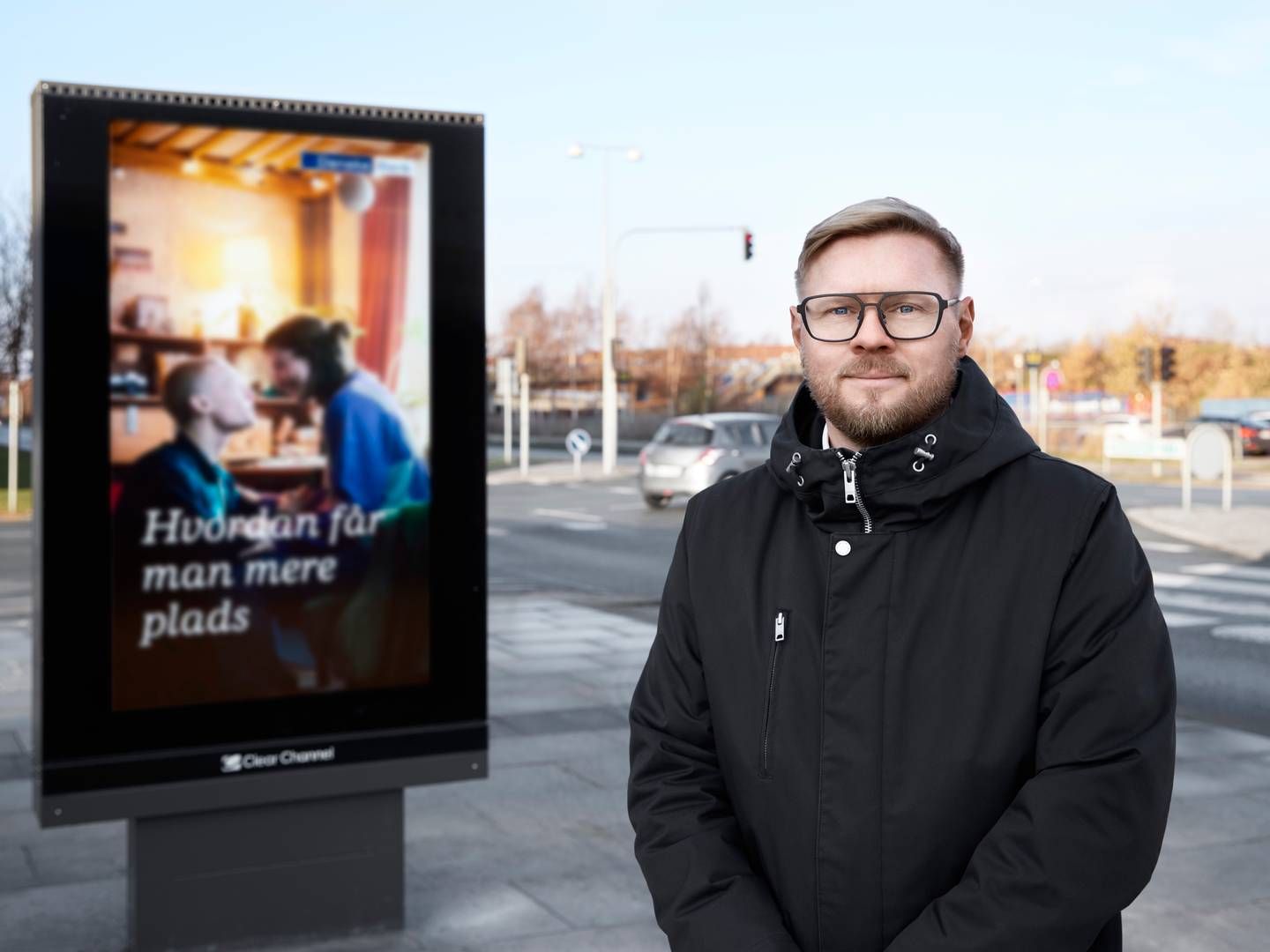 Karsten Rask Mikkelsen, adm. direktør i Clear Channel Danmark foran det først digitale reklameskilt i et trafikeret område. | Foto: Pr / Clear Channel