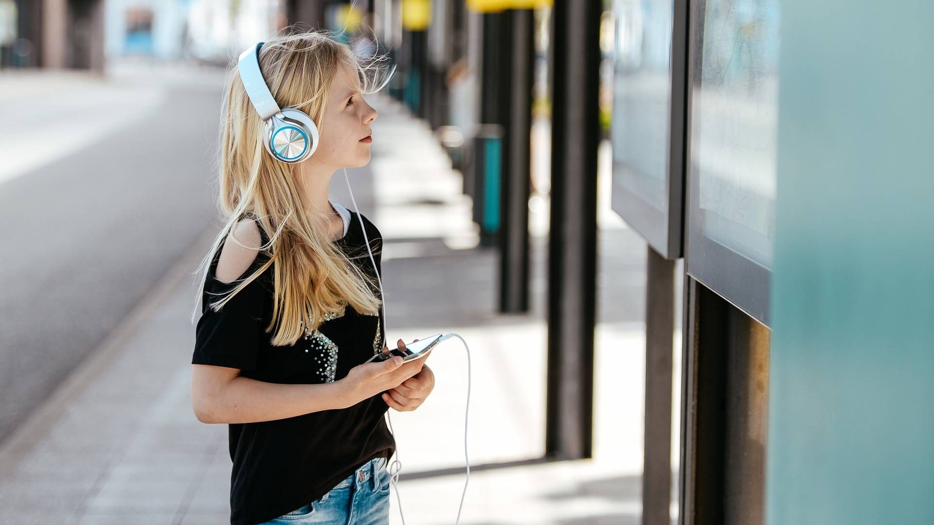 De 15-24-årige har generelt været hurtigere til at gribe til det nye podcastmedie end gennemsnittet og har drevet væksten i flere år. Men i 2023 faldt den ugentlige dækning i den unge aldersgruppe med ét procentpoint til 48 pct. Det er første gang i seks år. | Foto: Jan Haas/AP/Ritzau Scanpix