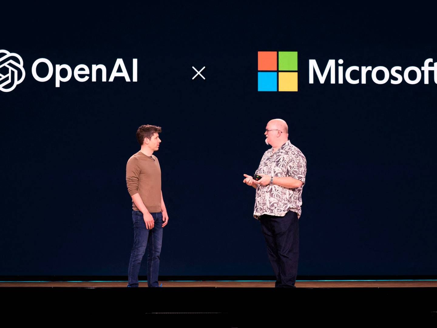 Microsoft er blandt de selskaber som danske medier har indgået en licensaftale med - Openai udestår stadig. På billedet topchef i sidstnævnte, Sam Altmann (tv), og teknologidirektør i Google Kevin Scott. | Foto: Jason Redmond