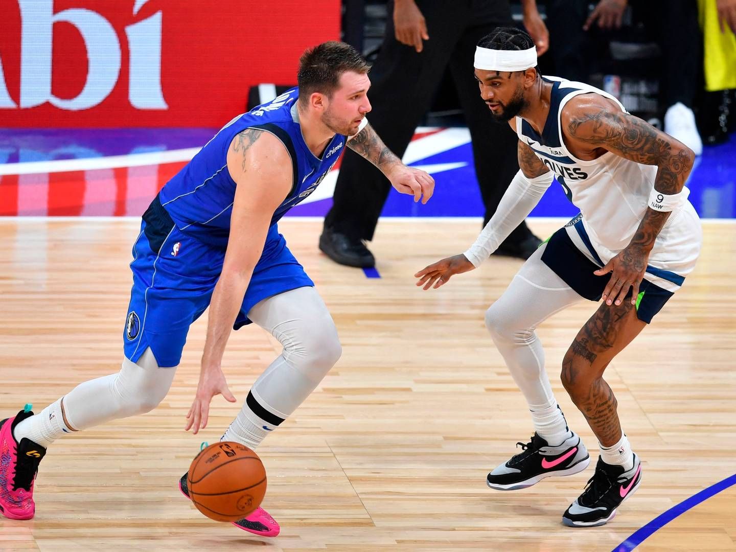 Luca Doncic(tv.) og hans hold Dallas Mavericks skal i år op imod Boston Celtics i NBA-finalen. Fra næste år kan begge holds kommercielle afdelinger glæde sig over en ny tv-aftale, der ifølge Wall Street Journal mere end fordobler tv-indtægterne. | Foto: Ryan Lim/AFP/Ritzau Scanpix