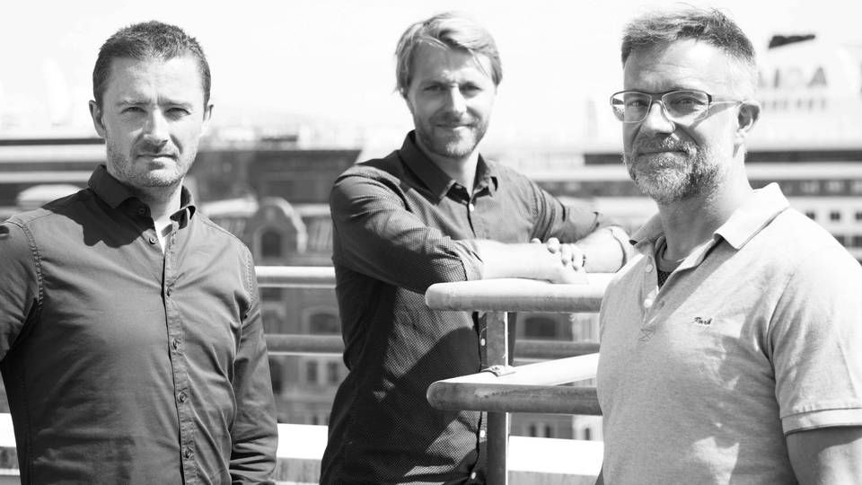Jørgen Dueholm (tv), Peter Loell (th) og Alexander Witt (midt) udgør ledelsen i Omnicom Media Groups nye marketingbureau, Hearts & Science. | Foto: PR