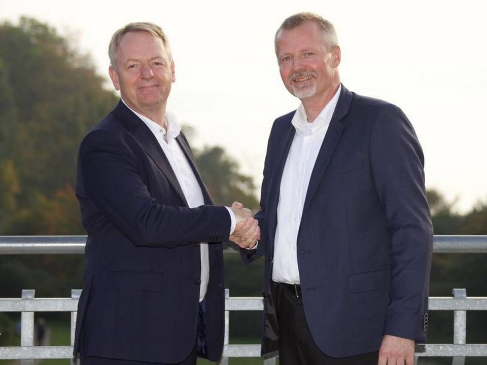 Niels Duedahl og Martin Romvig, adm. direktør for hhv. SE og Eniig, gav i sidste uge håndslag på fusionen, der skal resultere i selskabet Norlys. | Foto: Eniig/SE, Presse