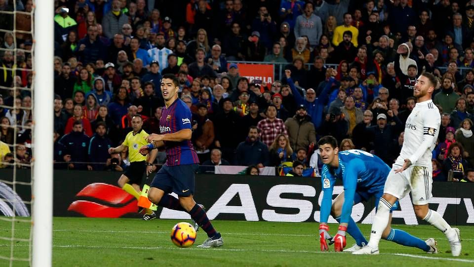 Luis Suarez (tv) scorede tre mål i søndagens kamp, som FC Barcelona vandt med 5-1 over Real Madrid. | Foto: Ritzau Scanpix/AP/Joan Monfort