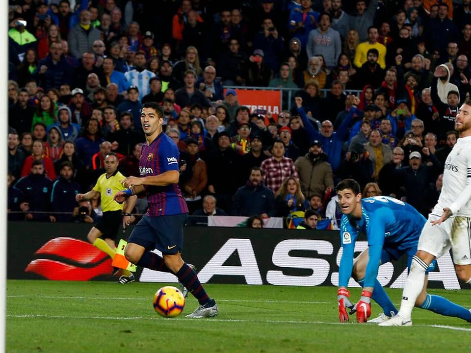 Luis Suarez (tv) scorede tre mål i søndagens kamp, som FC Barcelona vandt med 5-1 over Real Madrid. | Foto: Ritzau Scanpix/AP/Joan Monfort