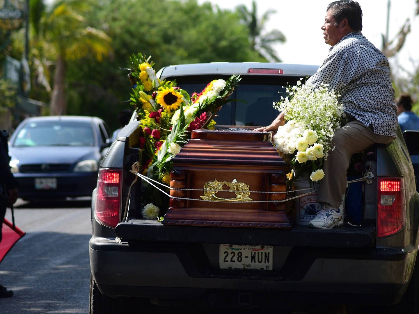 Kisten med journalist Jorge Ruiz Vázquez, der blev fundet dræbt i sit hjem fredag, køres bort | Foto: Oscar Martinez / Reuters / Ritzau Scanpix