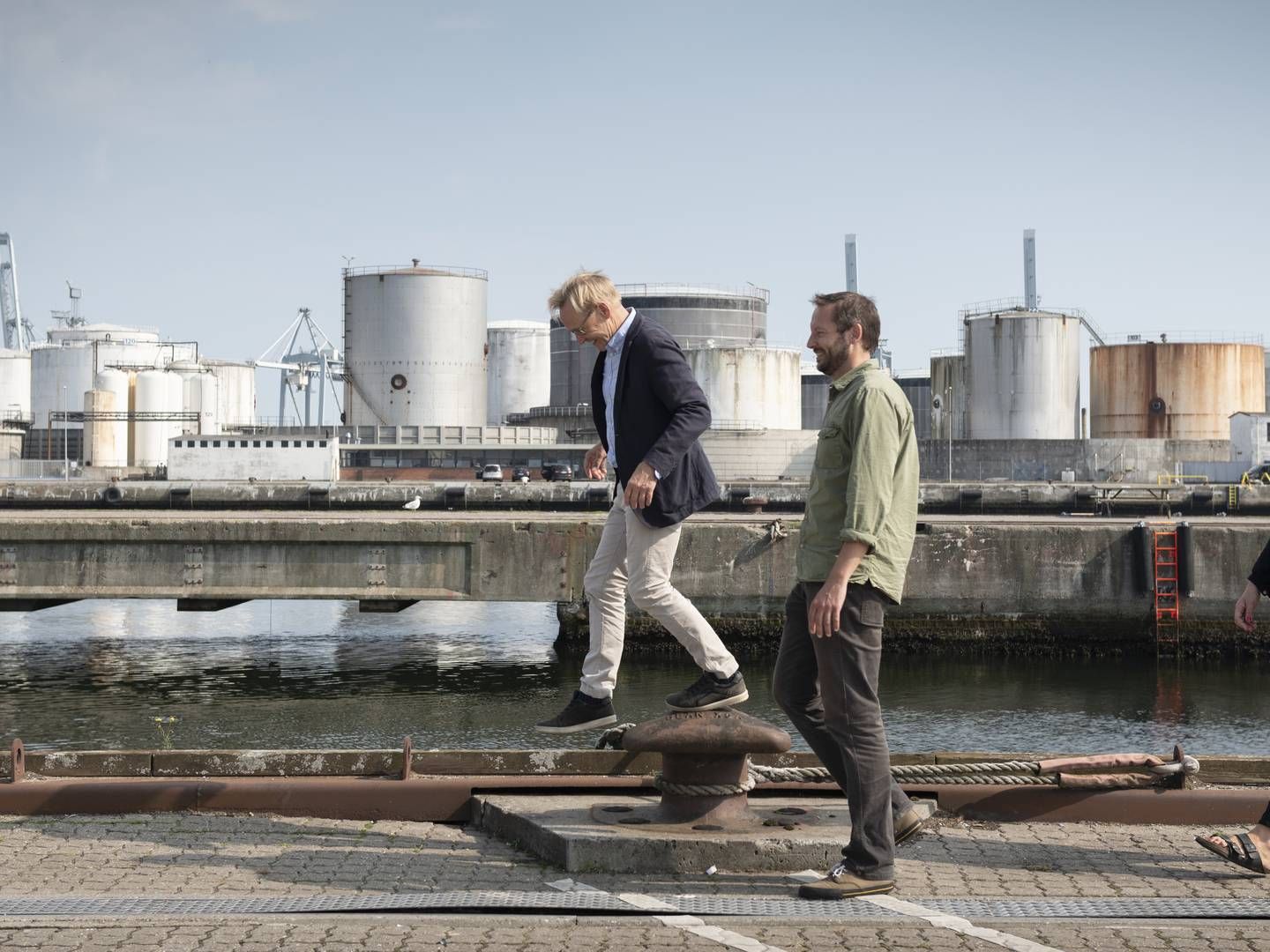 Stifter og direktør i Aarhus-forlaget Turbine, Ulrik Skafte, kan i år fejre 15 års jubilæum - og trækker sig i samme ombæring tilbage. Ny generation i skikkelse af Jesper Tolstrup og Marie Brocks Larsen overtager forretningen. Fotografet på Århus Havn ved Turbine Forlagets kontor. | Foto: Christian Lykking/Ritzau Scanpix