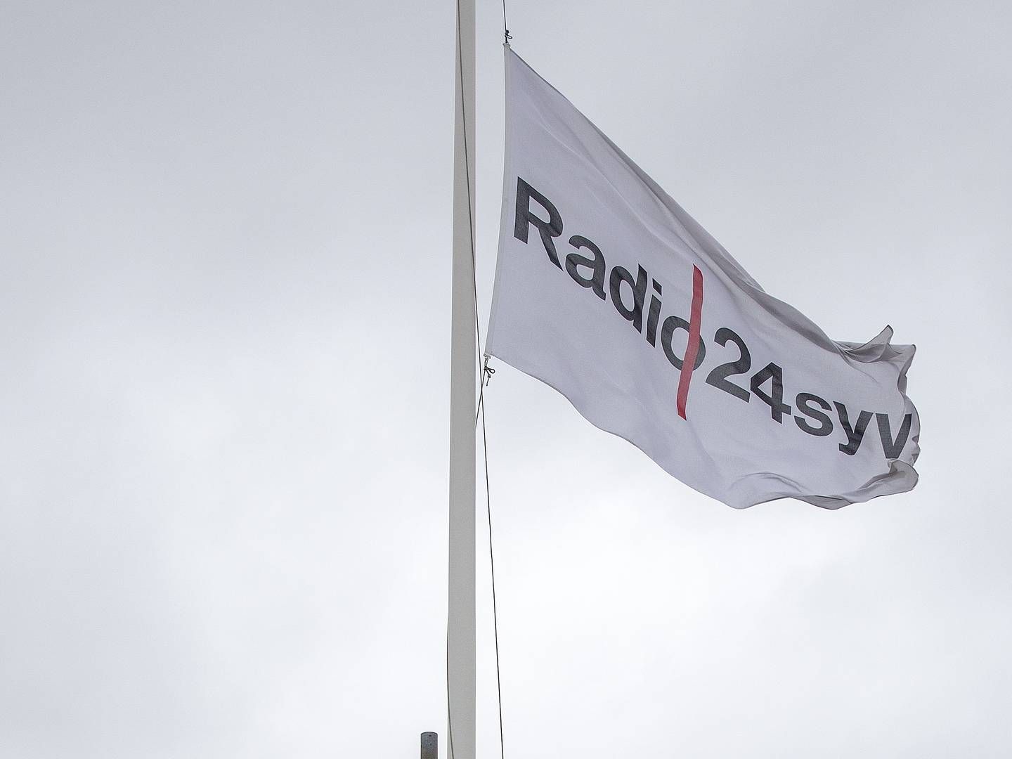 Da Radio24syv fik at vide, at radioen lukker, rejste Mikael Bertelsen flaget på halvt. | Foto: Peter Hove Olesen/Ritzau Scanpix