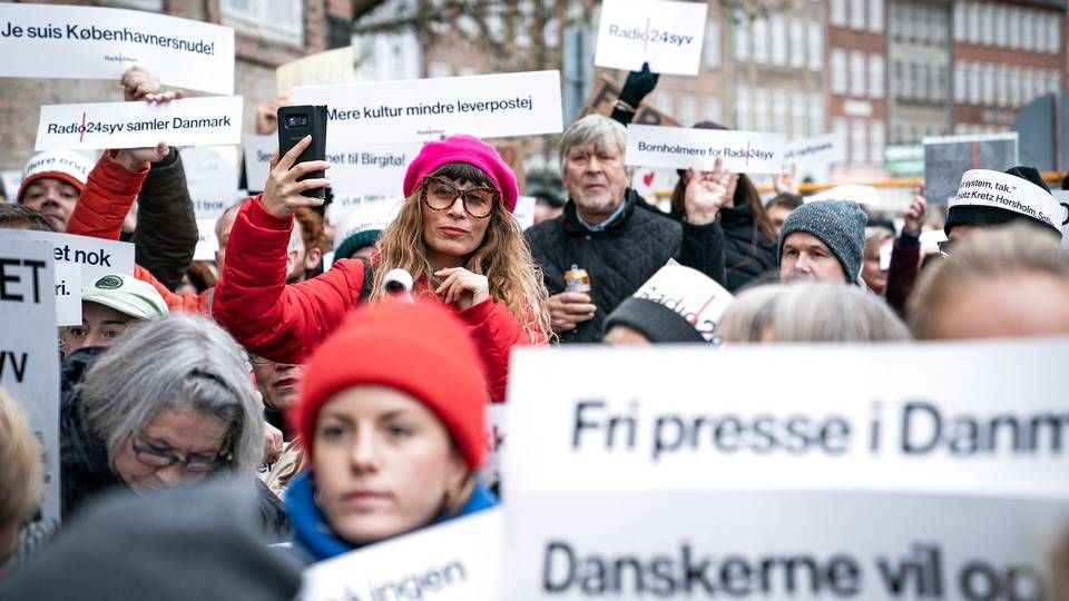 Imens Folketingets medieordførere tirsdag mødtes med Radio- og tv-nævnet i Kulturministeriet demonstrerede Radio24syv-lyttere foran ministeriet. | Foto: Niels Christian Vilmann/Ritzau Scanpix