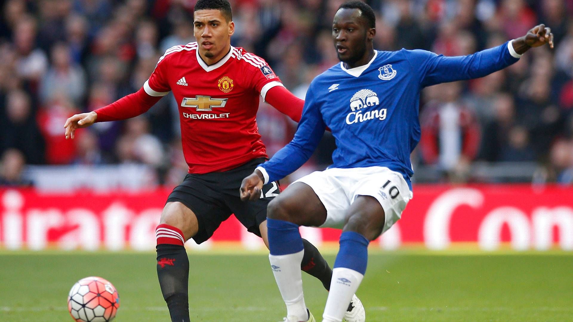 Chris Smalling (tv) og Romelu Lukaku, her i aktion i 2016 for deres daværende klubber hhv. Manchester United og Everton. | Foto: Andrew Couldridge/Reuters/Ritzau Scanpix