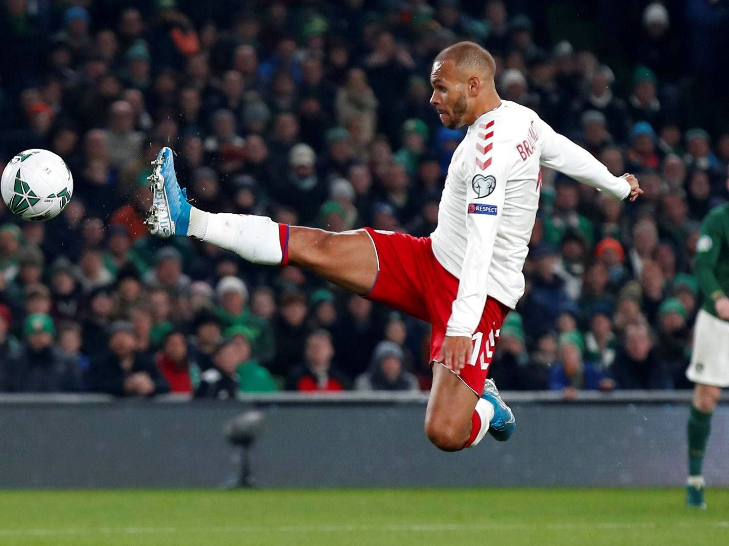 Det danske herrelandshold i fodbold kvalificerede sig til EM i fodbold næste år ved at spille 1-1 mod Irland i november. Martin Braithwaite scorer hér det danske mål. | Foto: David Klein/Reuters/Ritzau Scanpix