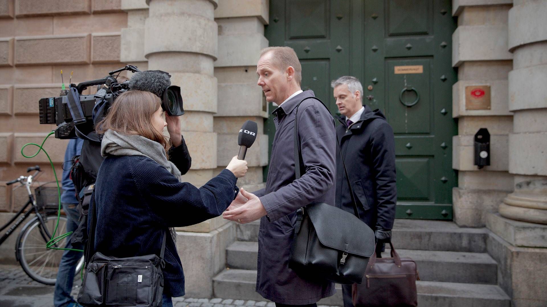 Politikens chefredaktør, Chistian Jensen, interviewes, da sagen kørte i Københavns Byret. | Foto: Miriam Dalsgaard/Ritzau Scanpix