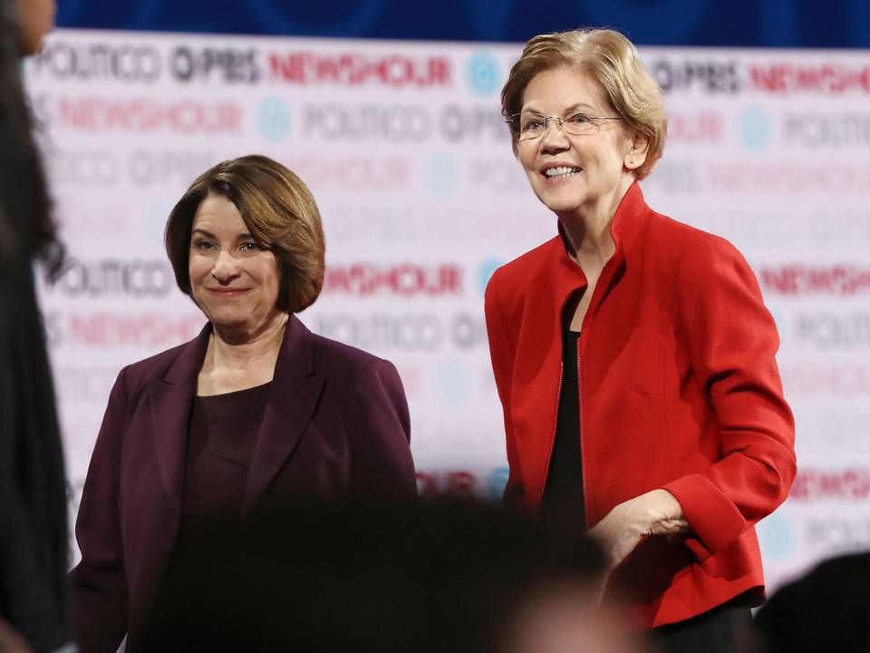 New York Times giver sin opbakning til Amy Klobuchar (tv) og Elizabeth Warren i kampen om at blive Demokraternes præsidentkandidat . | Foto: Justin Sullivan/AFP/Ritzau Scanpix