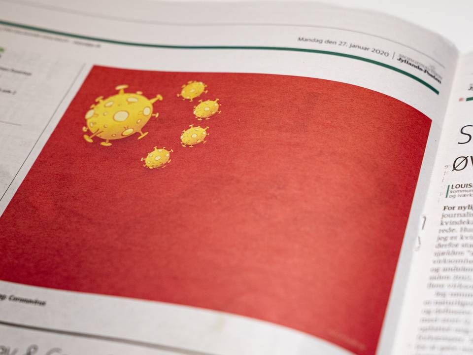 Sådan så den danske satiretegning ud, hvor stjernerne på flaget er blevet erstattet med viruser. I den belgiske tegning er de byttet ud med tegnet for biohazard. | Foto: Ida Marie Odgaard//