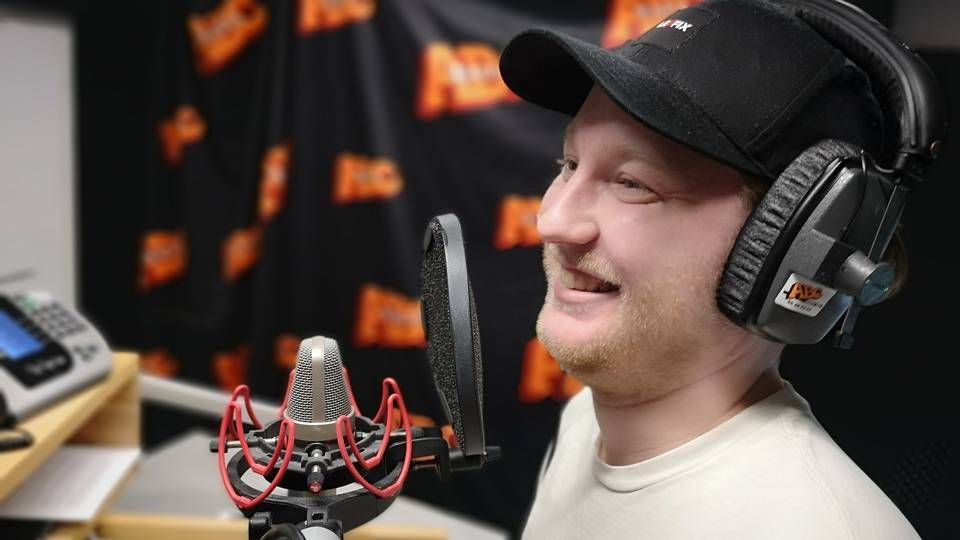 Radiovært Emil Brandt Jørgensen er i studiet hos Radio ABC. | Foto: Allan Jensen, Radio ABC