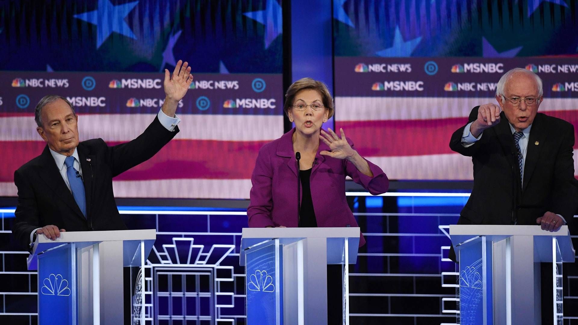 Michael Bloomberg (tv) deltog i nat dansk tid i en tv-debat med blandt andre Elizabeth Warren og Bernie Sanders, der ligeledes forsøger at blive demokraternes kandidat til præsidentvalget i november. | Foto: Mark Ralston/AFP / AFP