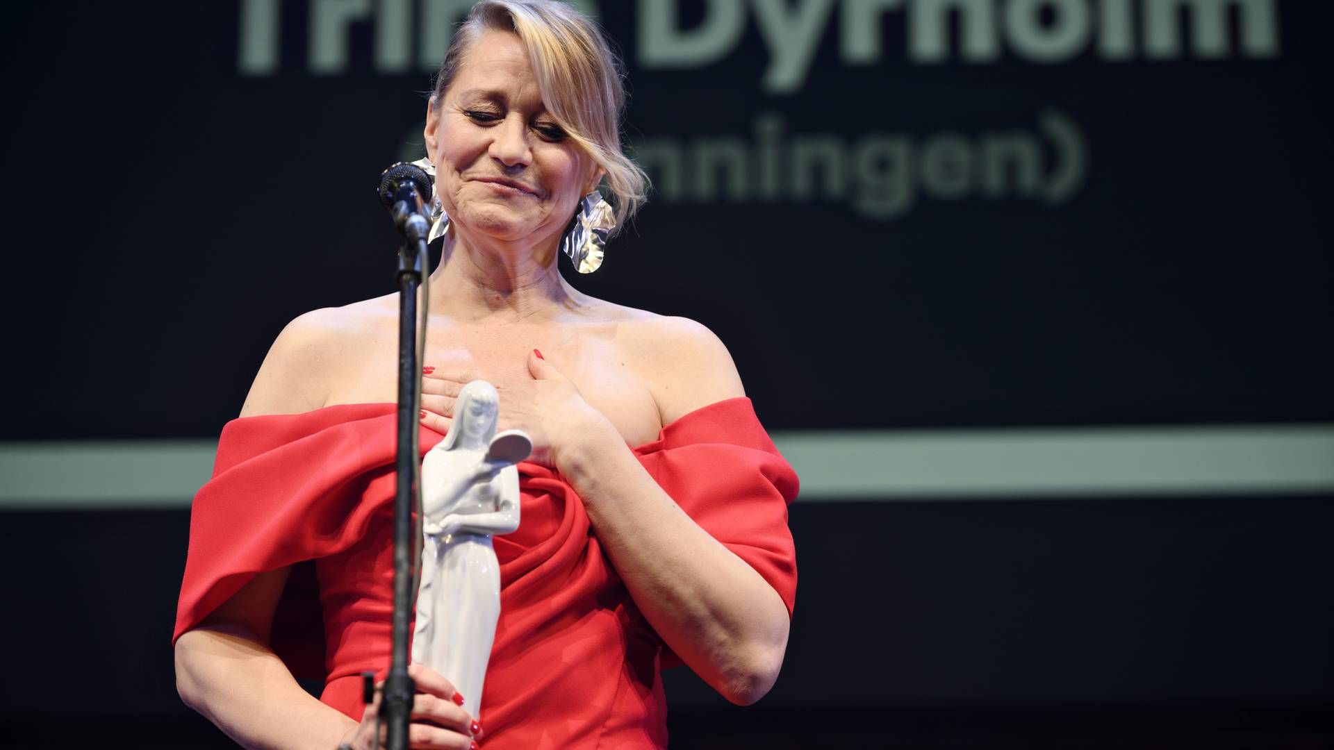 Trine Dyrholm modtager 'Bedste Kvindelige Hovedrolle' for 'Dronningen', da Bodilprisen uddeles på Folketeatret lørdag den 29. februar 2020. | Foto: Philip Davali//