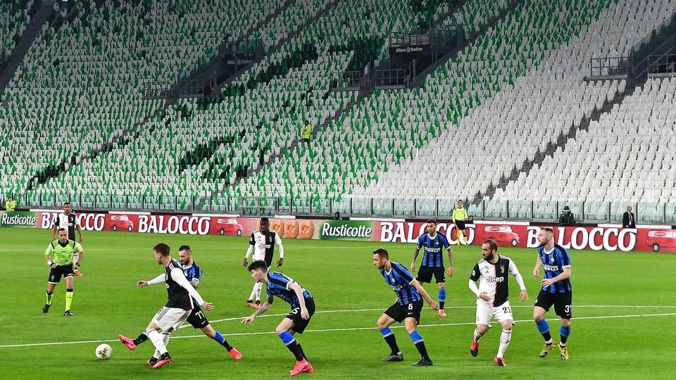 Flere kampe i den italienske Serie A er blevet afviklet uden tilskuere – her kampen mellem Juventus og Inter søndag. Nu er alle nationale sportsbegivenheder blevet aflyst frem til 3. april. | Foto: Vincenzo Pinto/AFP/Ritzau Scanpix