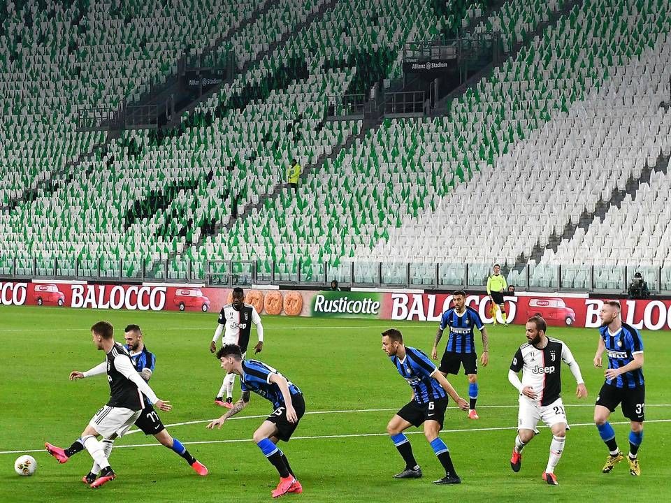 Flere kampe i den italienske Serie A er blevet afviklet uden tilskuere – her kampen mellem Juventus og Inter søndag. Nu er alle nationale sportsbegivenheder blevet aflyst frem til 3. april. | Foto: Vincenzo Pinto/AFP/Ritzau Scanpix