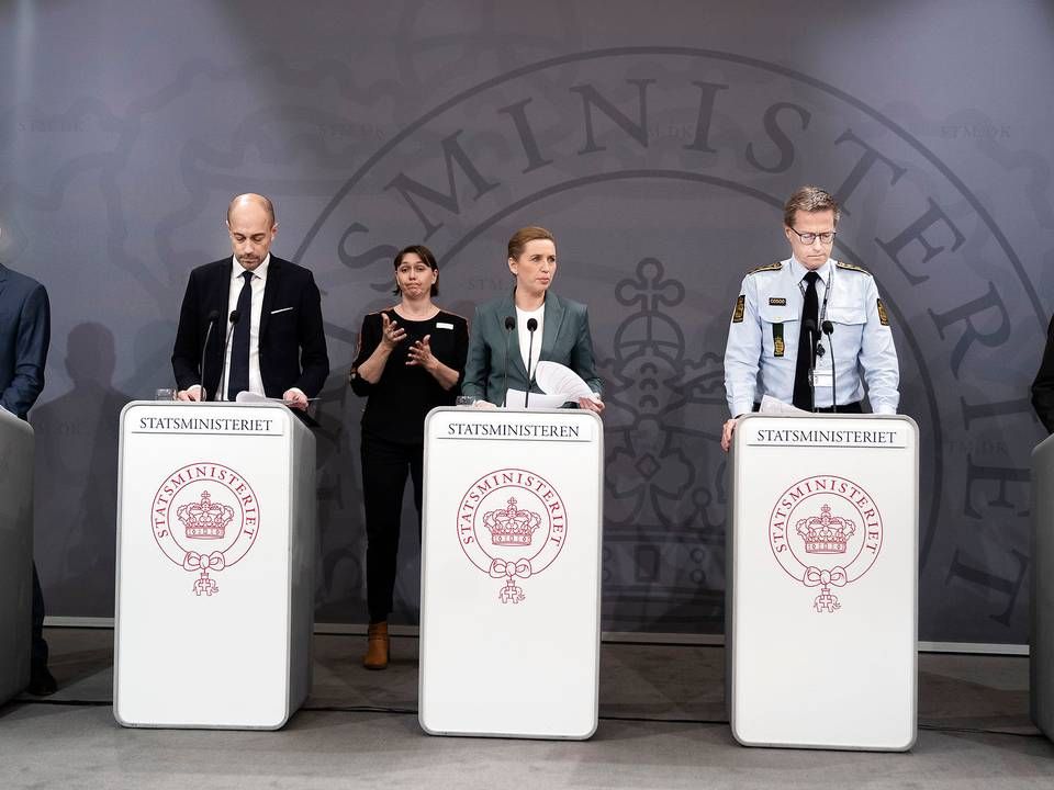 Tirsdag blev der afholdt pressemøde i Statsministeriet med deltagelse af – fra venstre mod højre – Søren Brostrøm, direktør for Sunhedsstyrelsen, sundheds- og ældremininster Magnus Heunicke, statsminister Mette Frederiksen, rigspolitikchef Thorkild Fogde og Erik Brøgger Rasmussen, direktør for organisation og borgerservice i Udenrigsministeriet. | Foto: Liselotte Sabroe/Ritzau Scanpix