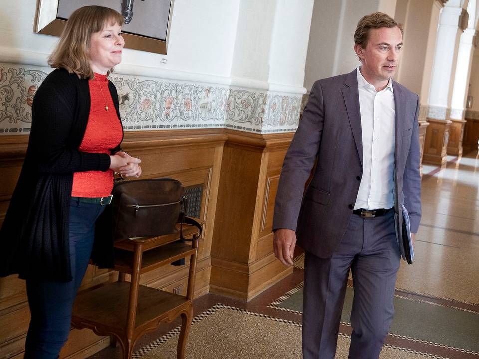 Kulturminister Joy Mogensen (S) var onsdag i samråd i Folketingets Kulturudvalg om efterårets DAB-udbud. Her ses hun i selskab med Morten Messerschmidt (DF), der er medlem af udvalget. | Foto: Liselotte Sabroe/Ritzau Scanpix