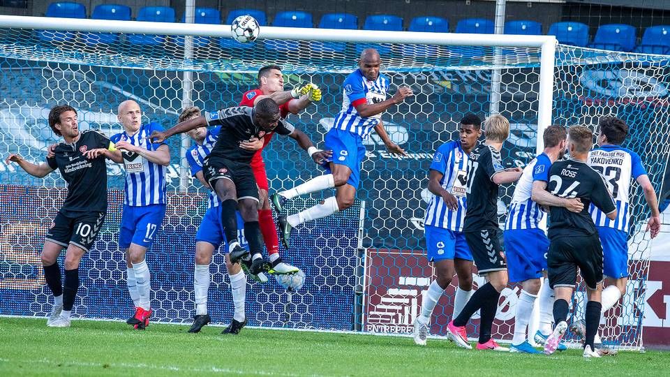 Superligaen i fodbold begyndte i sidste uge efter coronapause. Her et billede fra kampen mellem Esbjerg og AaB søndag.