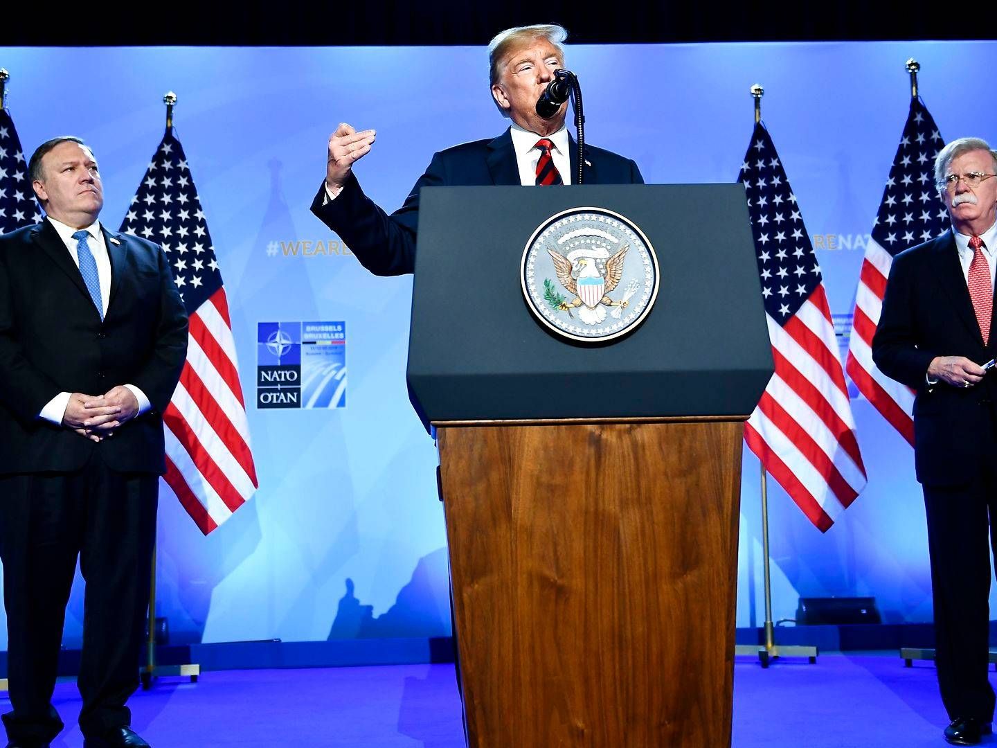 Præsident Donald Trump flankeret af Mike Pompeo (tv) og den tidligere nationale sikkerhedsrådgiver John Bolton, der har skrevet bogen "The Room Where it Happende", der er stærkt kritisk over for den amerikanske præsident | Foto: Brendan Smialowski/AFP/Ritzau Scanpix