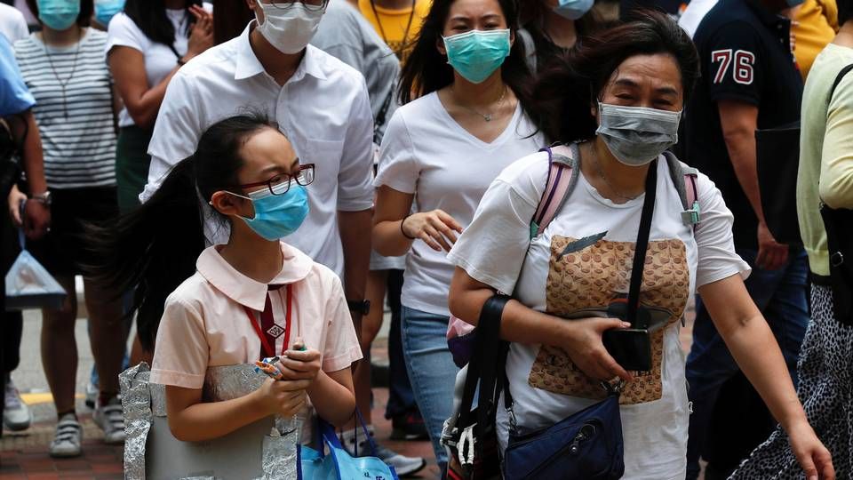 Indbyggere i Hongkong bærer maske for at forhindre smittespredning. Alligevel er den globale bogmesse nu aflyst blot to dage før afviklingen skulle have fundet sted. | Foto: TYRONE SIU/REUTERS/Ritzau Scanpix