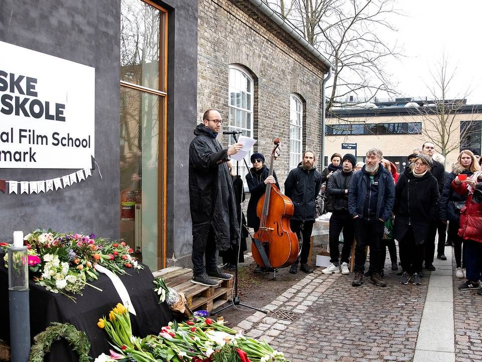 Som led i konflikten på Den Danske Filmskole i efteråret 2019 blev skolen symbolsk begravet ved en happening. | Foto: Finn Frandsen/Ritzau Scanpix