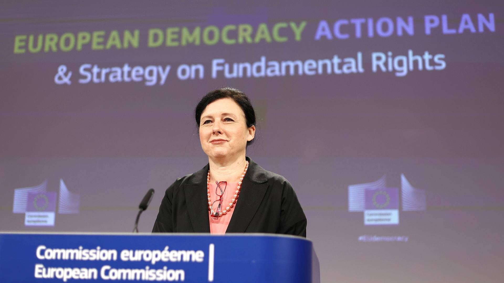 European Democracy Action Plan er navnet på den samling af initiativer, som EU-kommissær Vera Jourova præsenterede torsdag. | Foto: Pool/Reuters/Ritzau Scanpix