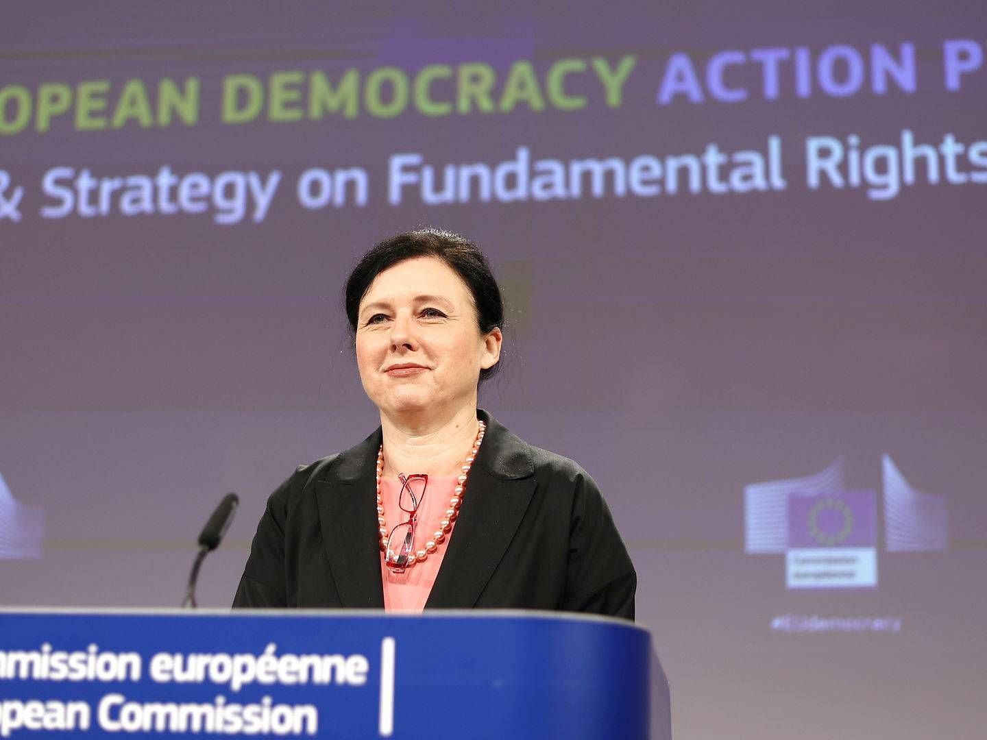 European Democracy Action Plan er navnet på den samling af initiativer, som EU-kommissær Vera Jourova præsenterede torsdag. | Foto: Pool/Reuters/Ritzau Scanpix