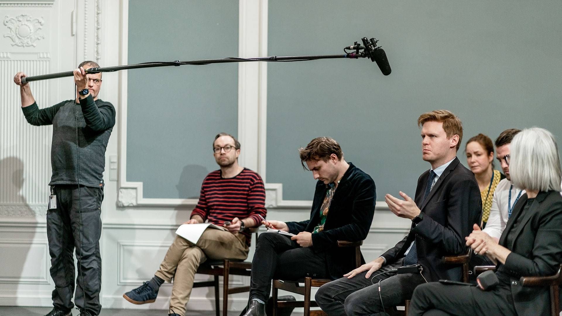 Hans Redder (anden fra højre) er politisk analytiker hos TV 2, og skifter alligevel ikke som planlagt til Berlingske næste år. | Foto: Aleksander Klug/Ritzau Scanpix