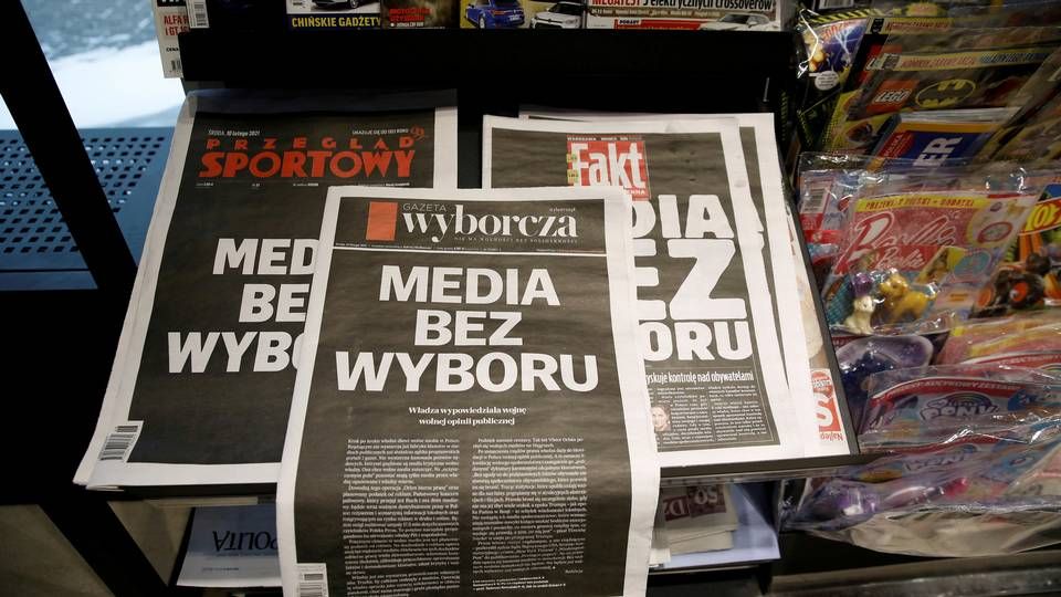 En række polske medier gik kollektivt i sort i sidste uge i protest mod et forslag fra regeringen om at indføre en ny annonceafgift. "Medier uden valg" lød overskriften. | Foto: Kacper Pempel/Reuters/Ritzau Scanpix