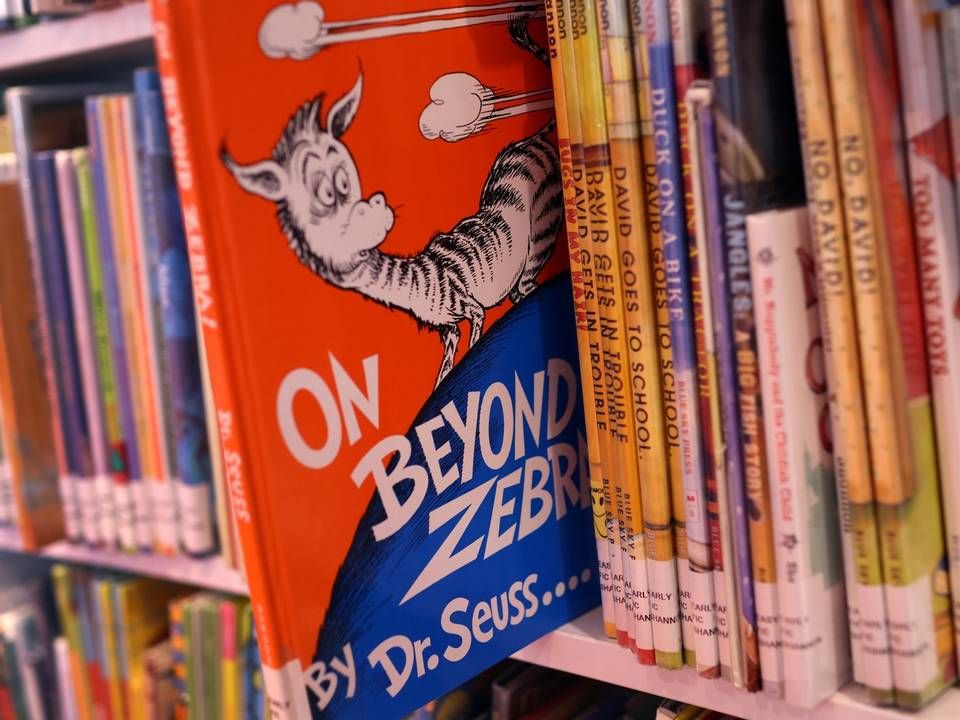 "On Beyond Zebra!" og "And to Think That I Saw it on Mulberry Street" er to af de seks børnebøger af Dr. Seuss, der ikke længere vil blive trykt på grund af beskyldninger om racistiske undertoner. | Foto: SCOTT OLSON/AFP/GETTY IMAGES NORTH AMERICA