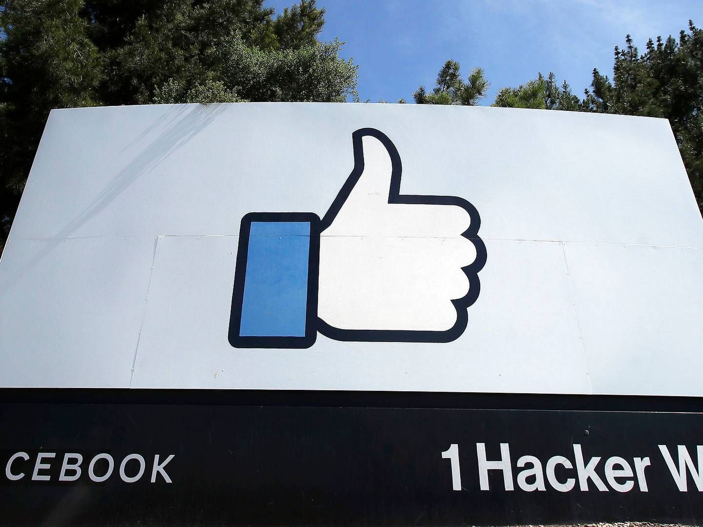 Facebooks skilt ved hovedkvarteret i Menlo Park i Californien. | Foto: Jeff Chiu/AP/Ritzau Scanpix