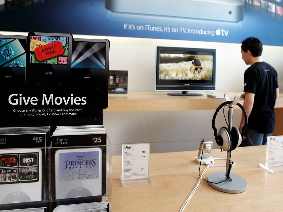 Apple har længe reklameret med gavekort til Itunes, som her, hvor man kan "give film". | Foto: Paul Sakuma/AP/Ritzau Scanpix