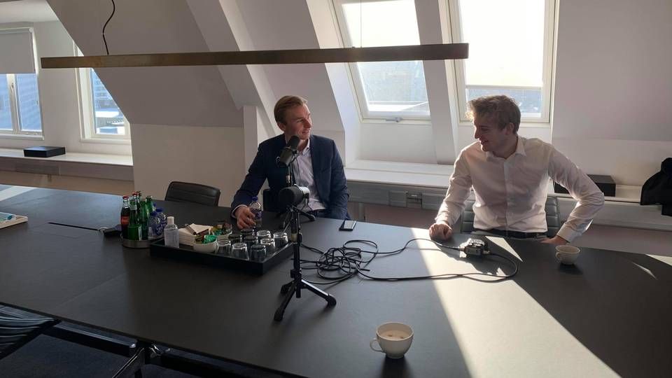 Vært Philip Hyldedal (tv.) og Sofus Koba på podcast-optagelse hos kapitalfonden EQT. | Foto: CBS Private Equity / PR