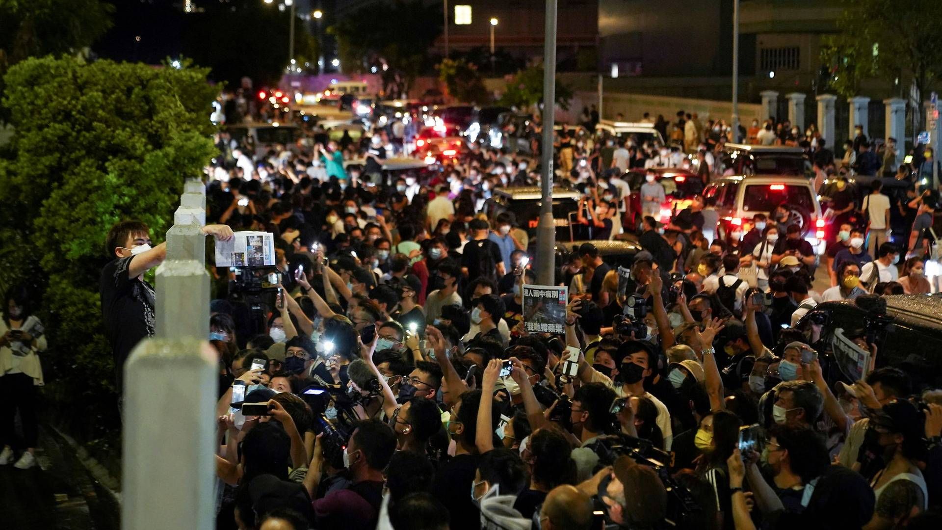 Aviser fra det sidste oplag af Apple Daily bliver delt ud til støttere af mediet. | Foto: Lam Yik/Reuters/Ritzau Scanpix