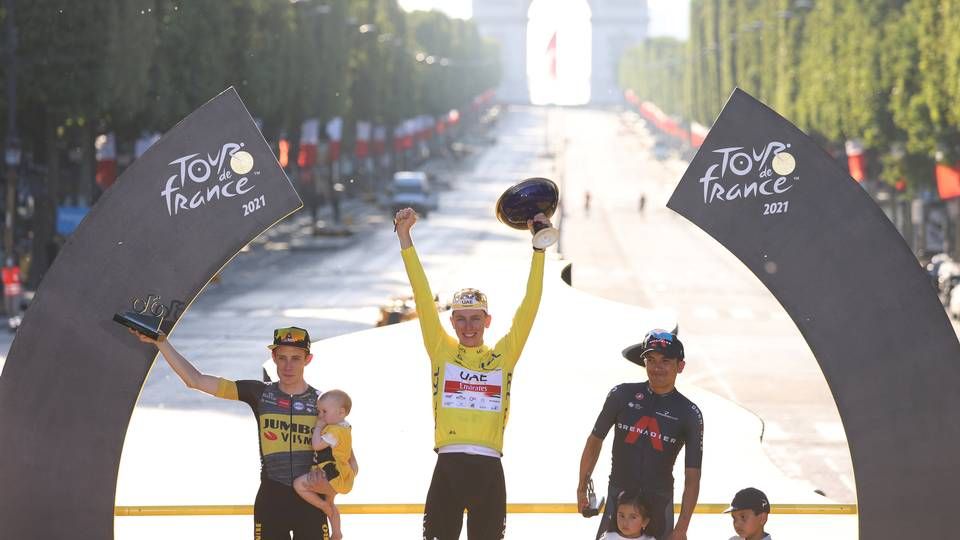 Jonas Vingegaard på podiet med Tadej Pogacar og Richard Carapaz | Foto: REUTERS/Garnier Etienne