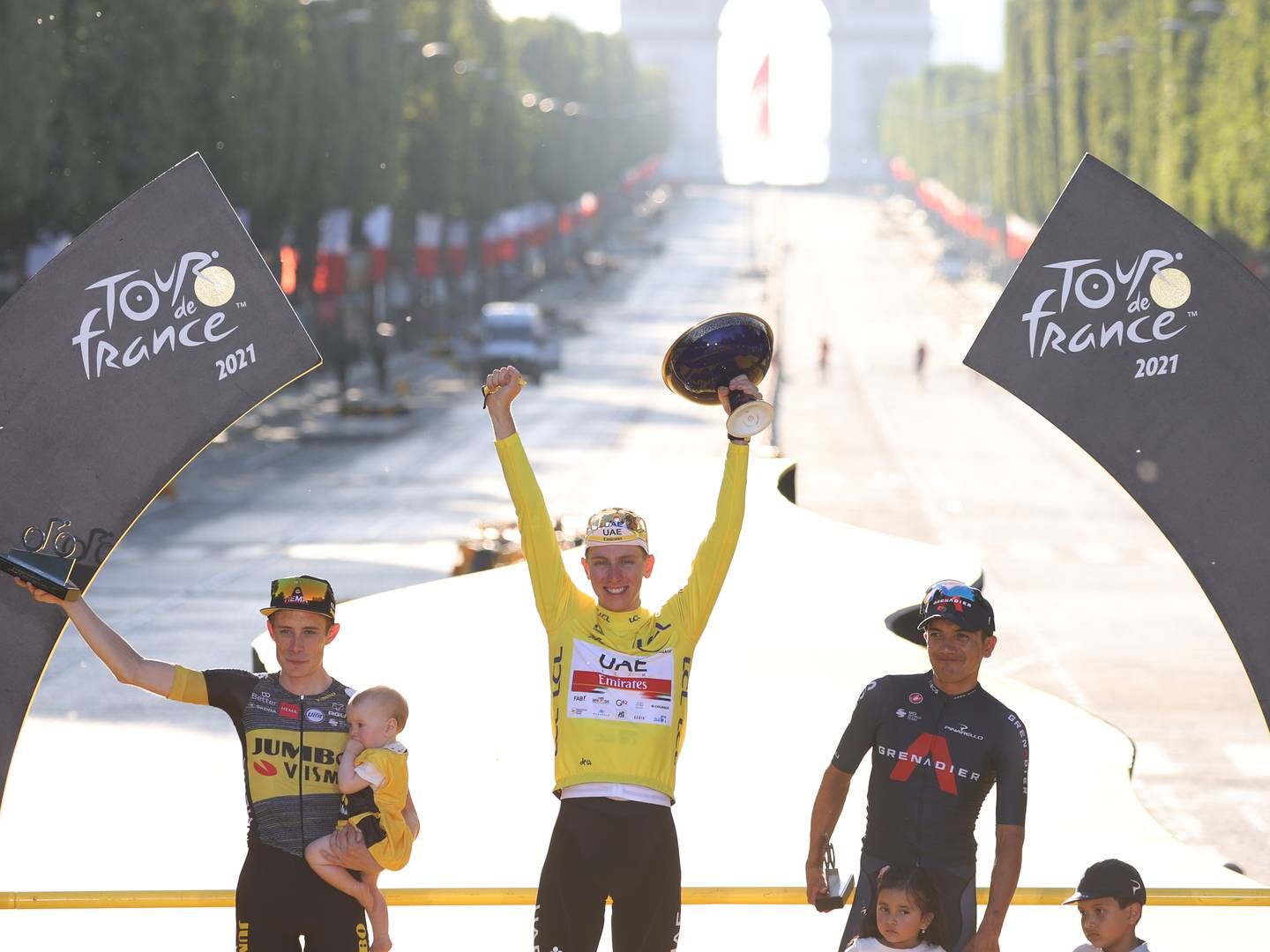 Jonas Vingegaard på podiet med Tadej Pogacar og Richard Carapaz | Foto: REUTERS/Garnier Etienne