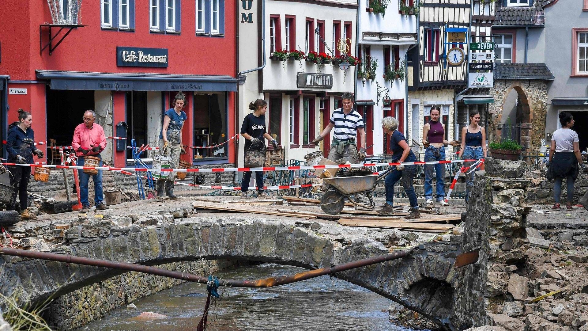 Borgere i Munstereifel i Nordrhein-Westphalen hjælper hinanden med oprydningen. | Foto: Christof Stache/AFP/Ritzau Scanpix/AFP / AFP