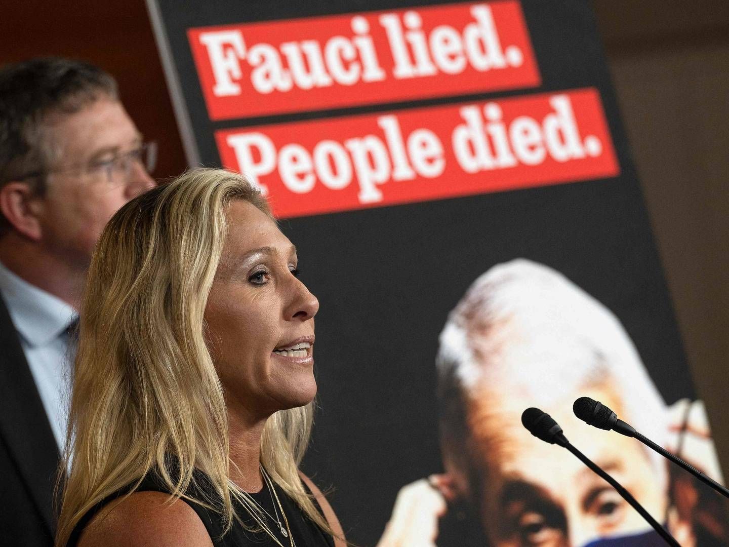 Medlem af den amerikanske kongres Marjorie Taylor Greene afholdt i juni en pressekonference for at få afsat læge og immunolog Anthony Fauci som leder af National Institute of Allergy and Infectious Diseases ved NIH | Foto: JIM WATSON/AFP/Ritzau Scanpix