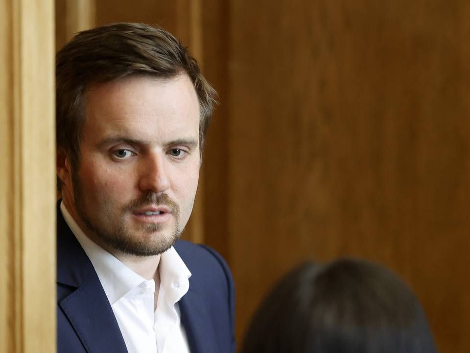 Erhvervsminister Simon Kollerup (S) fortæller, at regeringen vil fremlægge nyt lovforslag med henblik på regulering af indhold på sociale medier i efteråret. | Foto: Jens Dresling/Ritzau Scanpix