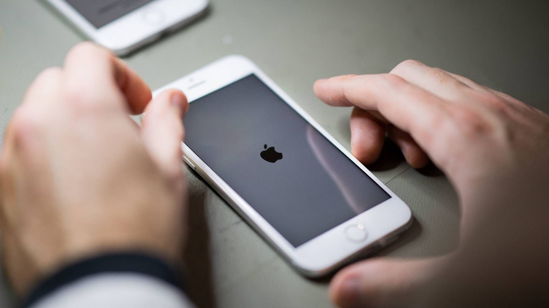 Kritik af Apples praksis med at scanne mobiltelefoner bunder i en misforståelse, mener softwarechef. | Foto: LOIC VENANCE/AFP / AFP