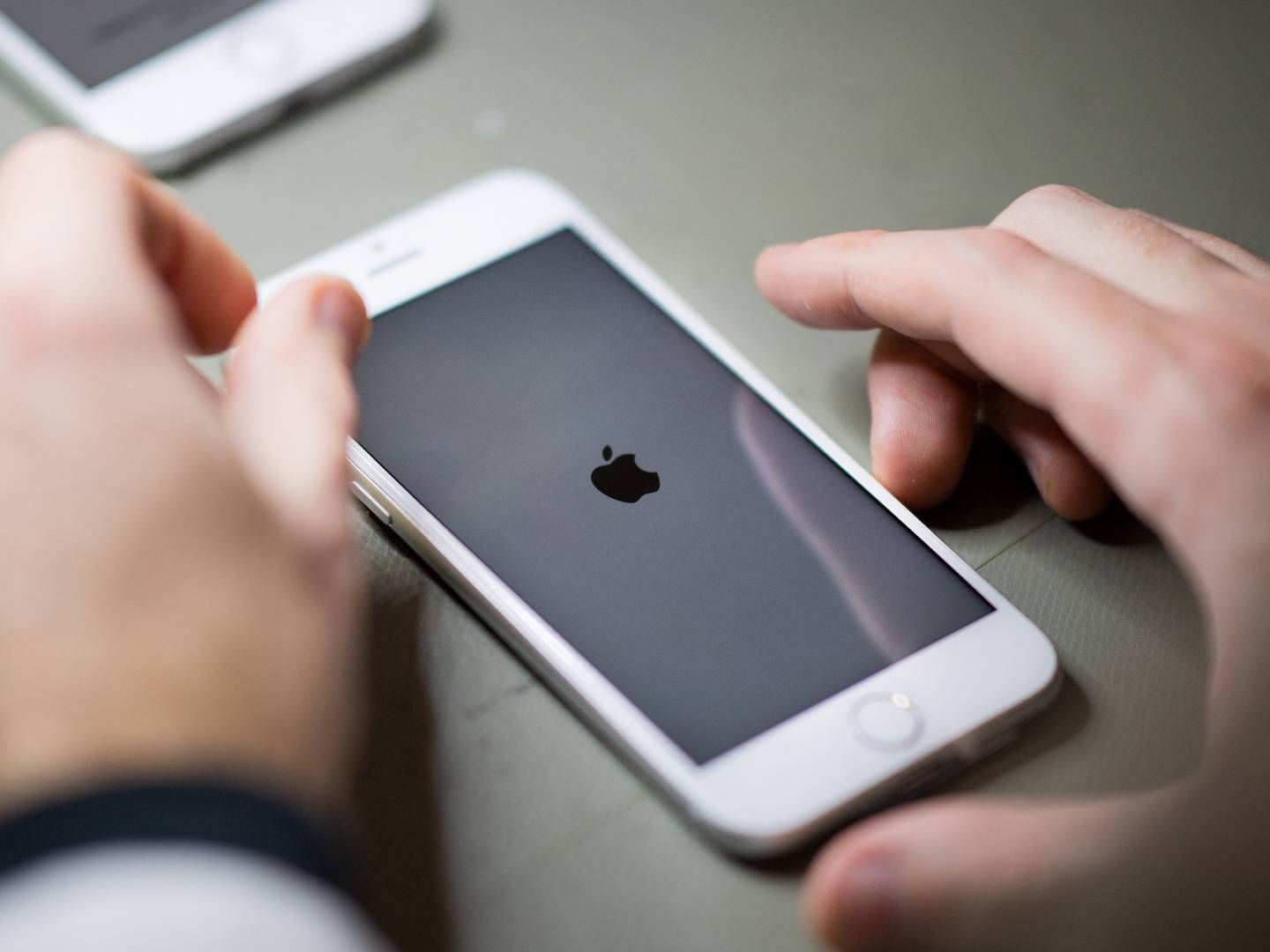 Kritik af Apples praksis med at scanne mobiltelefoner bunder i en misforståelse, mener softwarechef. | Foto: LOIC VENANCE/AFP / AFP