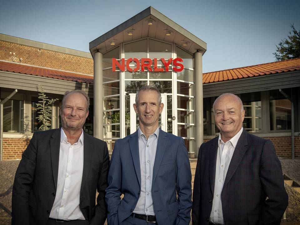 Direktør i Opennet, Henrik Møller Nielsen (tv.), Lars Thorup Nielsen, der er fiberchef i Thy-Mors Energi, og Gert Rieder (th.), direktør for Teknik & Infrastruktur i Norlys Digital. | Foto: Norlys/PR