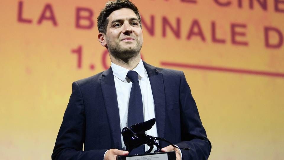 David Adler har instrueret "Nattens ende" og modtager her prisen ved dette års filmfestival i Venedig. | Foto: Filippo Monteforte/AFP / AFP