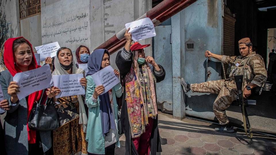 Afghanske kvinder demonstrer for bedre rettigheder for kvinder i landet foran Ministry of Women Affairs i Kabul, efter Taliban har overtaget magten. Især kvindelige journalister er i fare under det nye styre, lyder advarslen fra Journalister uden grænser. | Foto: BULENT KILIC/AFP/Ritzau Scanpix