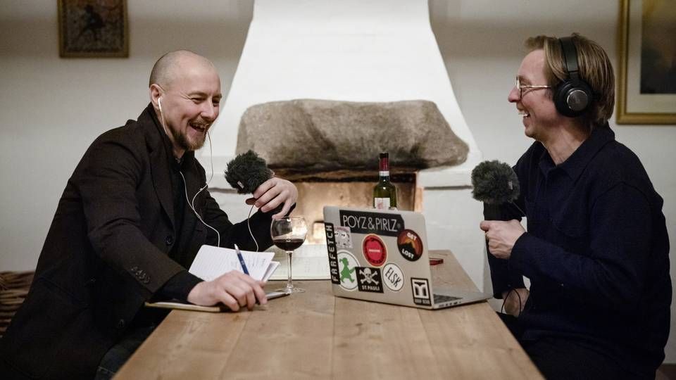 Komikere og skuespillere Brian Lykke og kasper Nielsen ved mikrofonen på podcasten "Undskyld, vi roder" om radiostationen R8dio. | Foto: Valdemar Ren