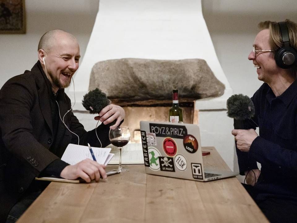 Komikere og skuespillere Brian Lykke og kasper Nielsen ved mikrofonen på podcasten "Undskyld, vi roder" om radiostationen R8dio. | Foto: Valdemar Ren