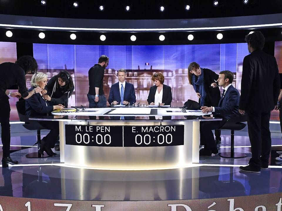 Fra forberedelserne til en valgdebat på den franske tv-kanal TF1, hvor Patrick Poivre d'Arvor var ansat som vært gennem 21 år. Ingen af de tilstedeværende på billedet har noget med overgrebene at gøre. | Foto: Pool/Reuters/Ritzau Scanpix